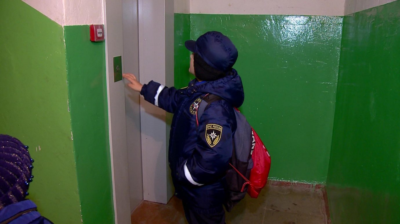 Жители Антонова, 9, безрезультатно жмут на кнопку вызова лифта