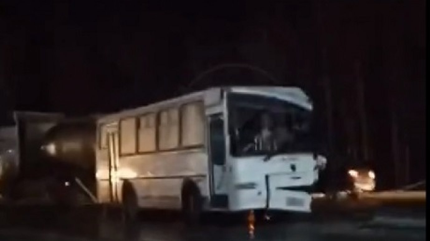 Очевидцы сообщают о столкновении автобуса с цистерной на трассе М5