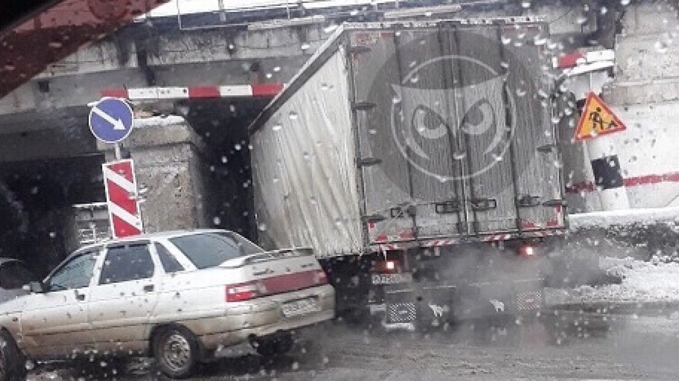 В Пензе грузовик сумел освободиться из ловушки под «мостом дураков»