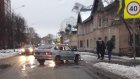 На ул. Краснова Renault врезался в ВАЗ и сбил пешехода на тротуаре