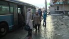 Пассажиры ждут возвращения павильона на остановку на улице Кирова