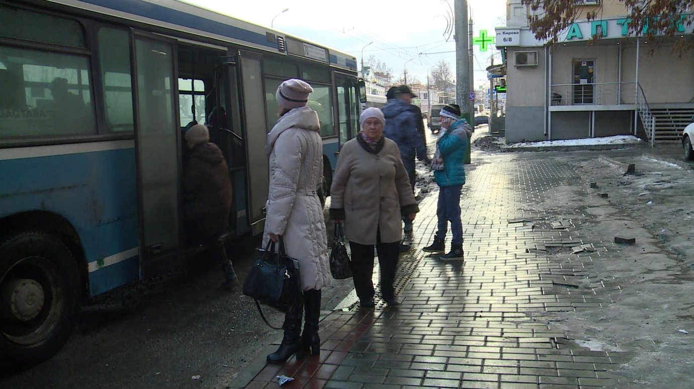 Пассажиры ждут возвращения павильона на остановку на улице Кирова