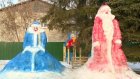 На улице Карпинского вылепили фигуры Деда Мороза и Снегурочки