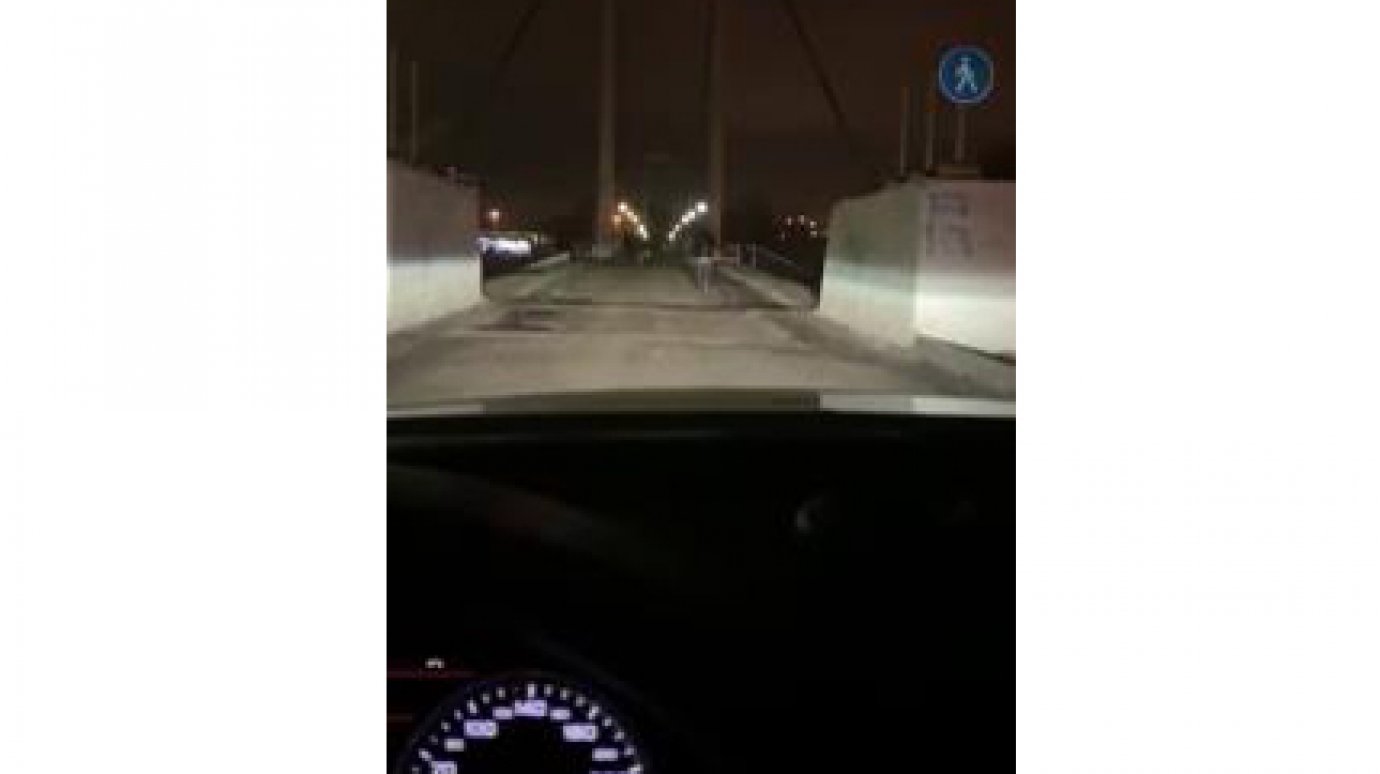 Пензенский водитель заехал на пешеходный подвесной мост