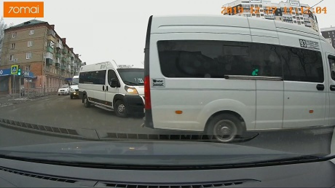 В Пензе маршрутчики-нарушители попали на камеру видеорегистратора