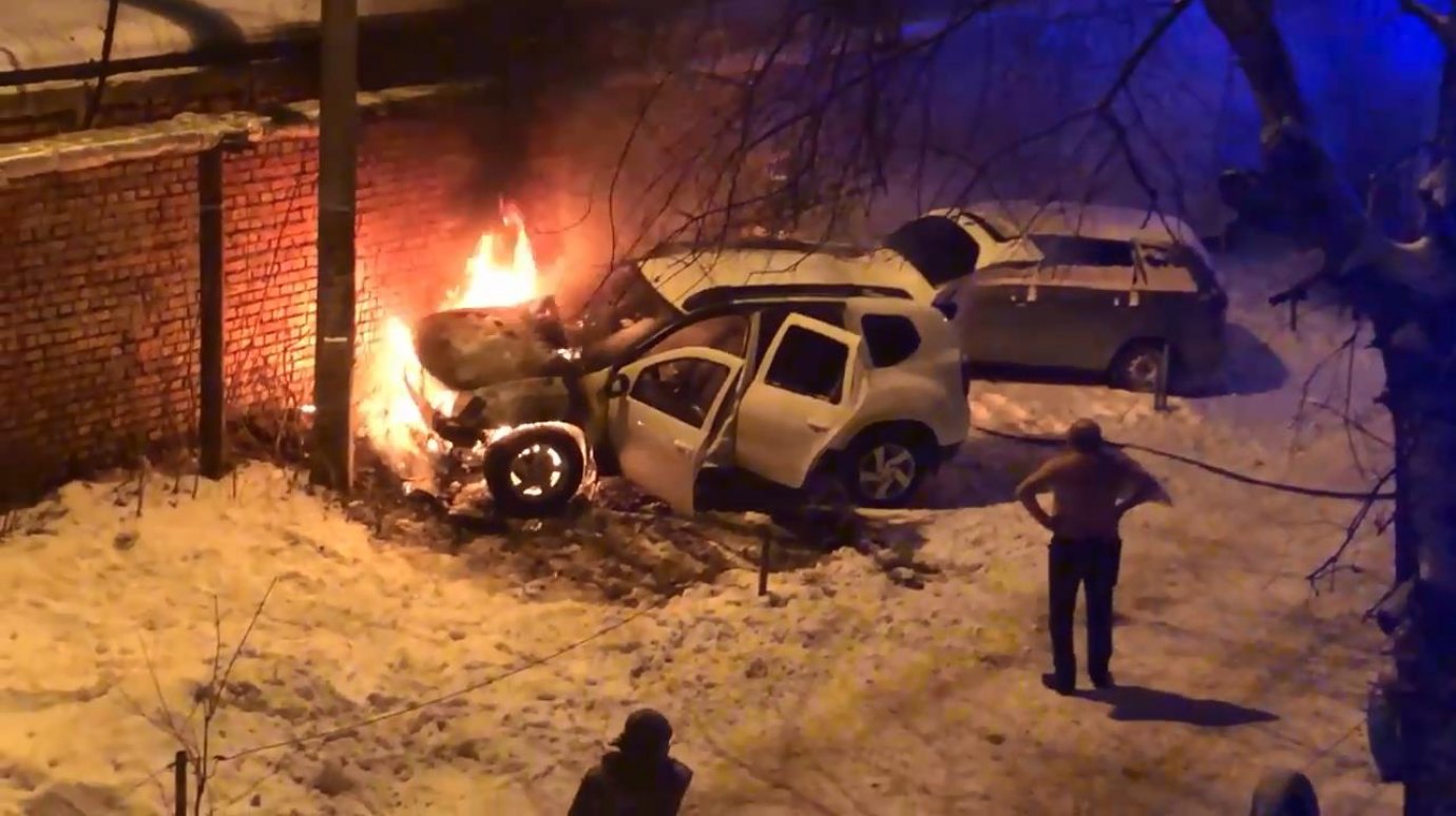 На улице Луначарского в Пензе утром сгорел Renault Duster