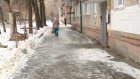 Тротуар на улице Леонова почти полностью покрыт льдом
