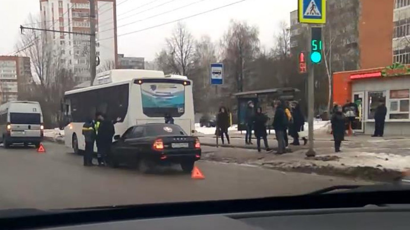 Соцсети: в Арбекове «Приора» въехала в пассажирский автобус