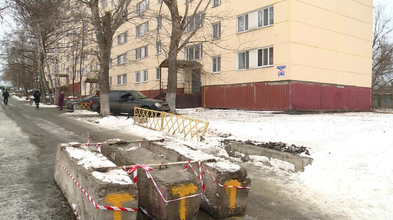 Жители домов на Карпинского выступили против блокировки дороги
