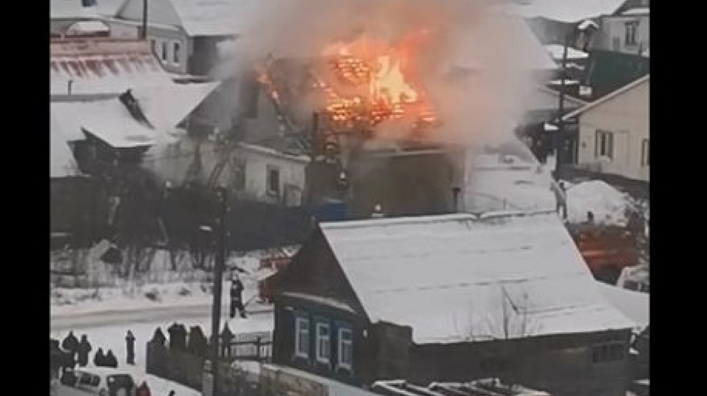 В Кузнецке пожарные тушат пылающий дом
