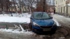 В Пензе автолюбители сломали ограждение ради парковки на газоне