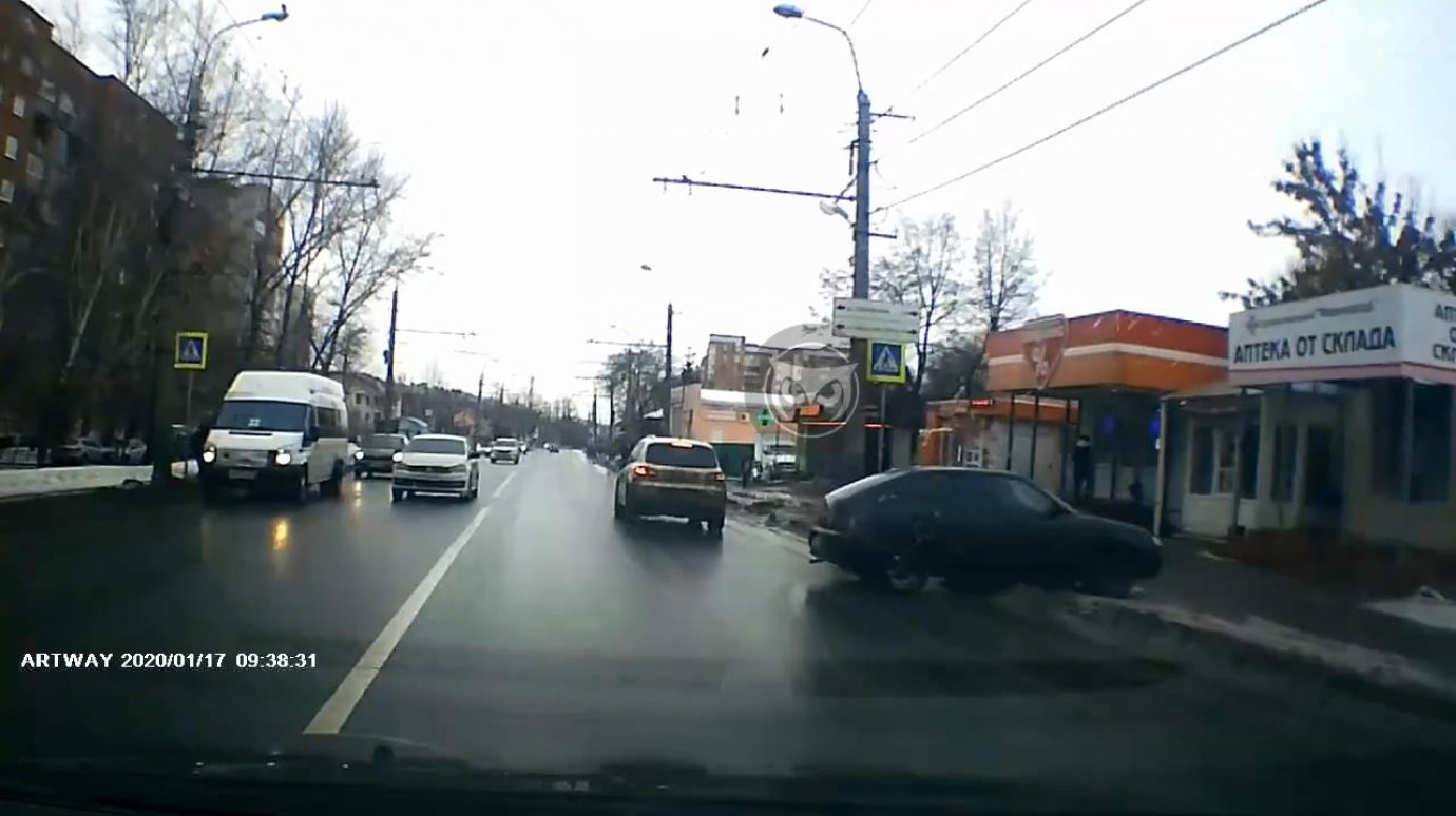 На ул. Калинина резкий маневр водителя едва не привел к ДТП