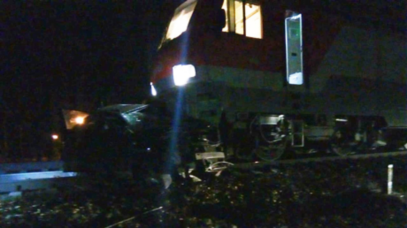 Поезд Пенза - Москва врезался в автомобиль, погибли двое