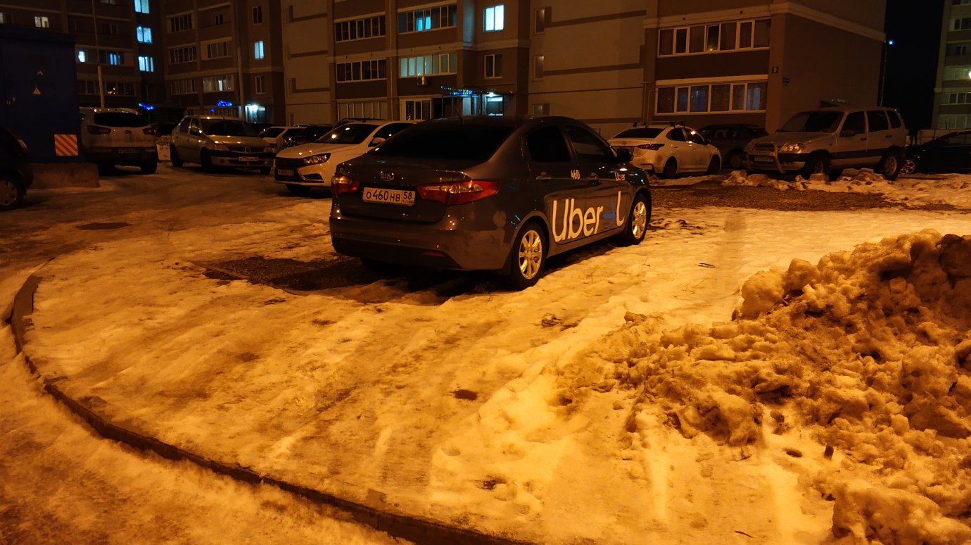 На улице Измайлова таксист превратил газон в парковку