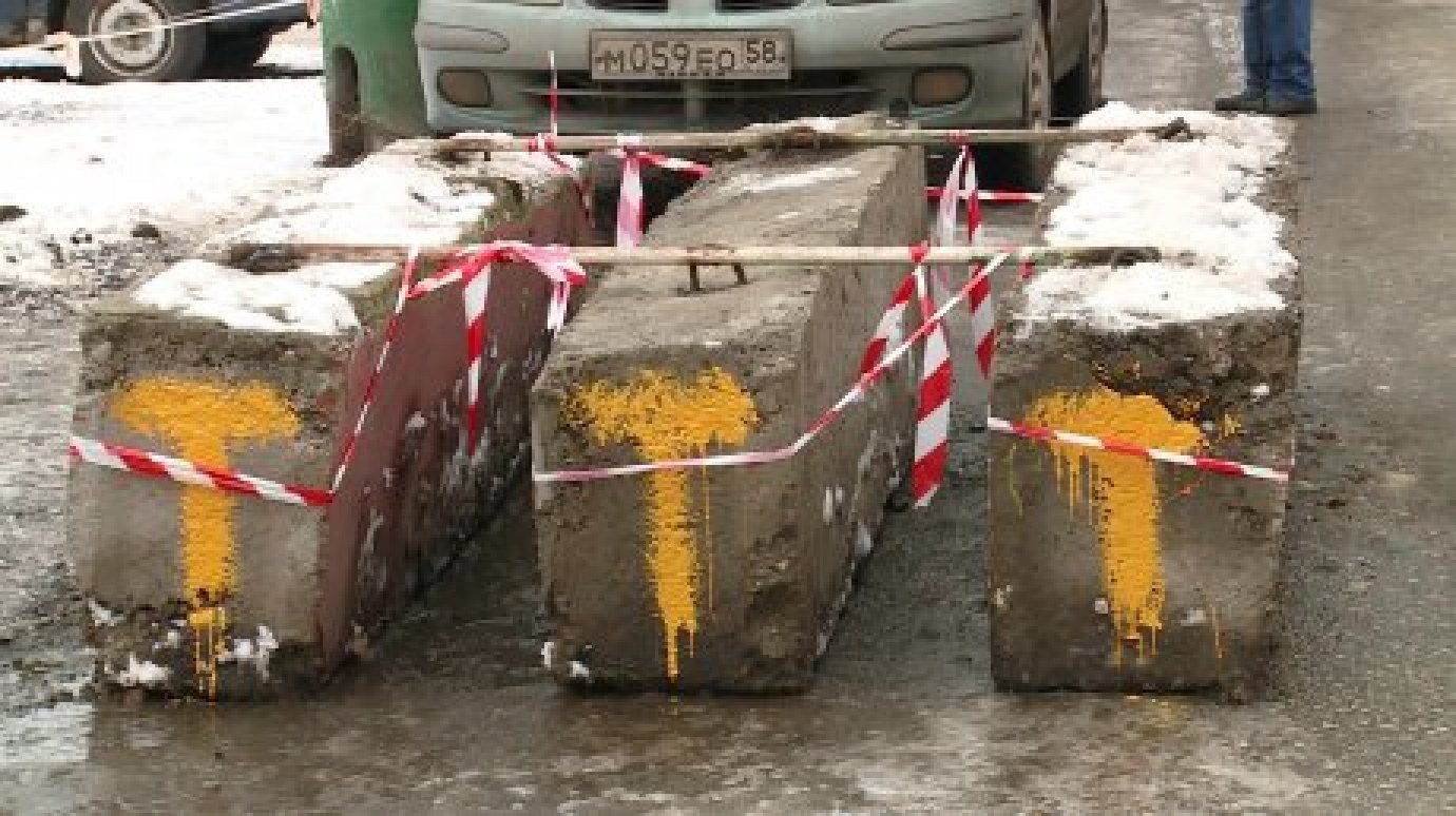От преграды во дворе на ул. Карпинского страдают жители частного сектора