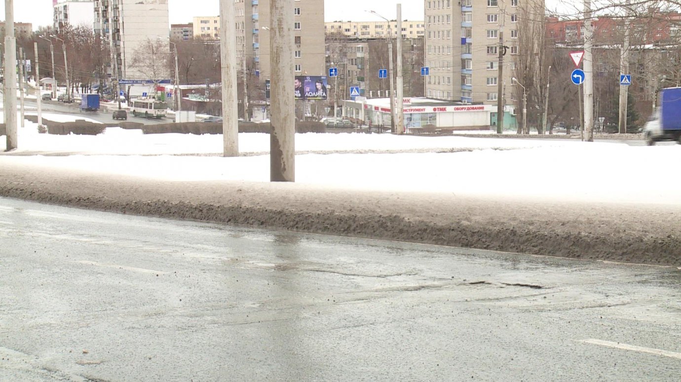Водители не замечают опасные ямы на улице Карпинского