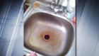 В Никольске женщина не может отмыть раковину от ржавой воды из-под крана