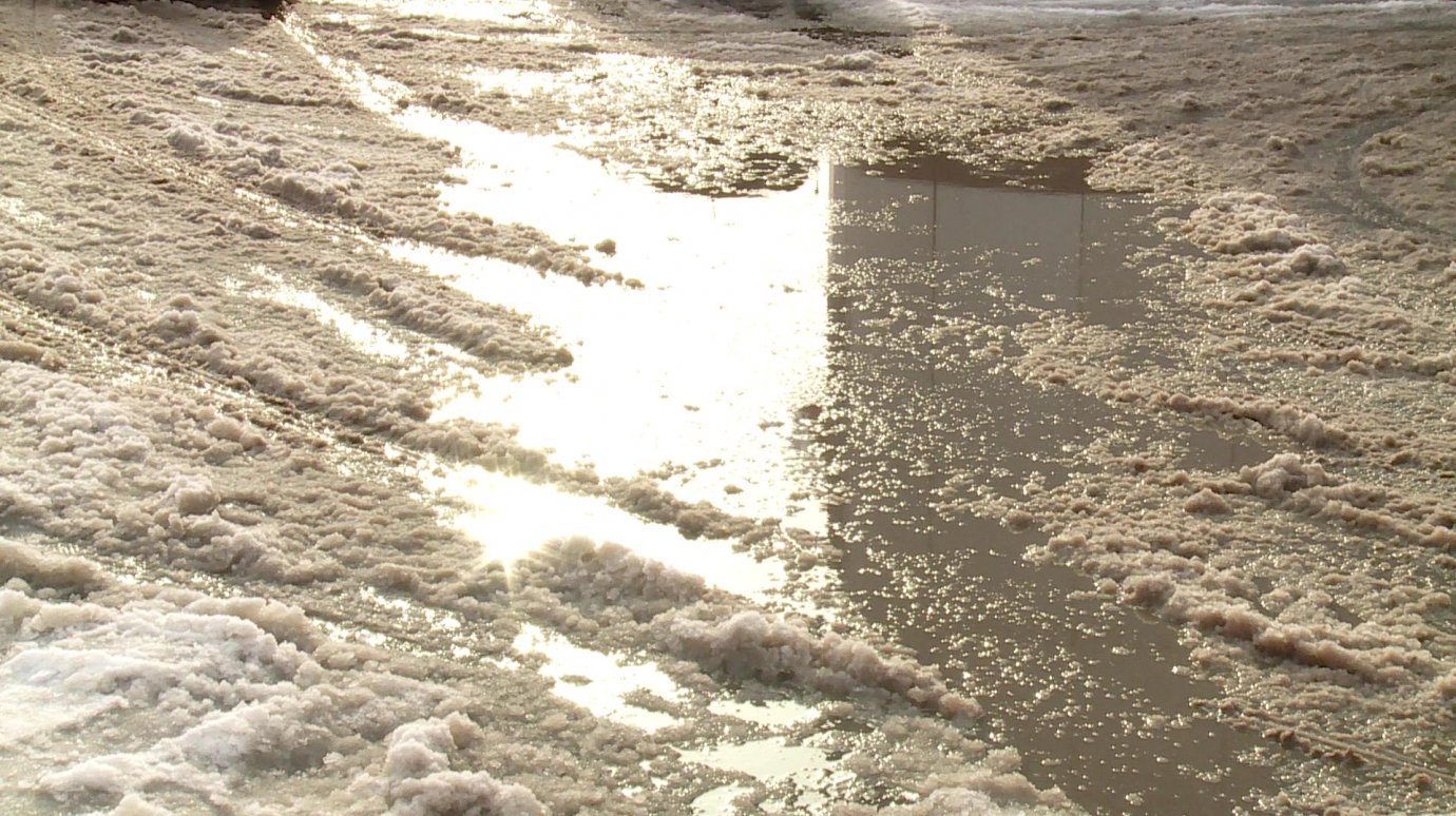 Пешеходы вязнут в снежной каше на улице Терновского