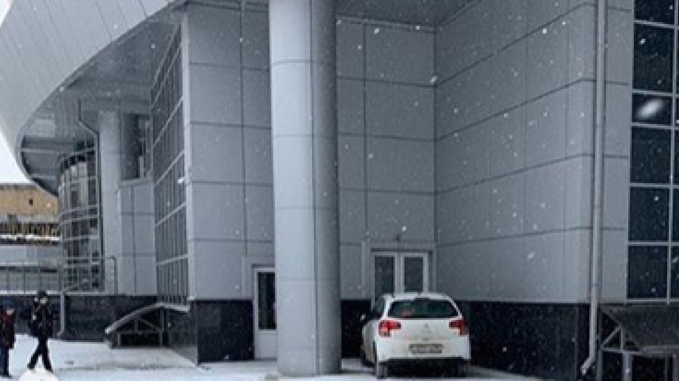 В Пензе водитель Citroen нашел элитную парковку у ДС «Сура»