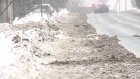 Пешеходы вязнут в снежном месиве на улице Кольцова