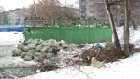У контейнера рядом со школой № 58 появилась гора строительного мусора