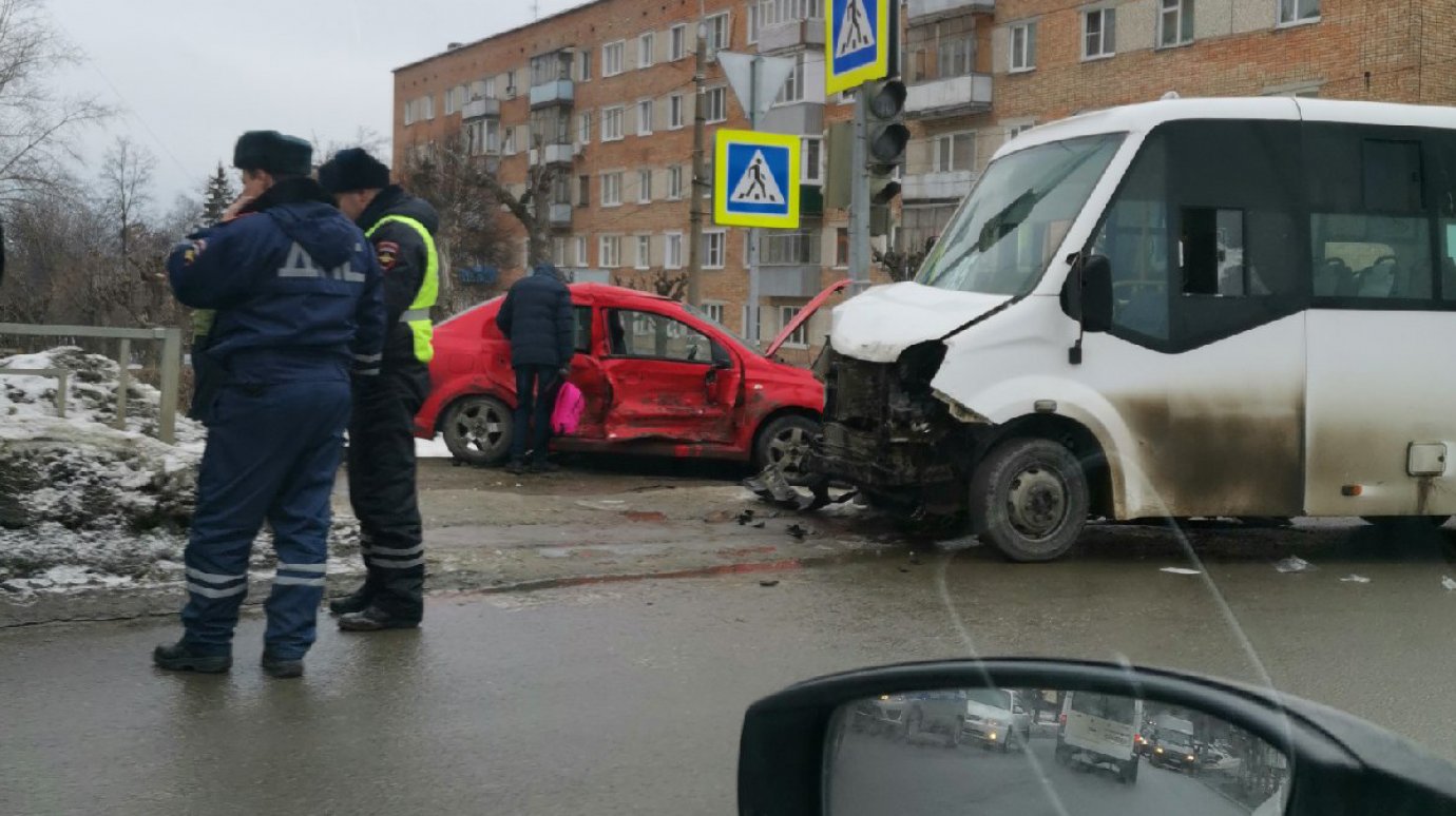 В ДТП с маршруткой № 85 на ул. Свердлова пострадали 7 человек