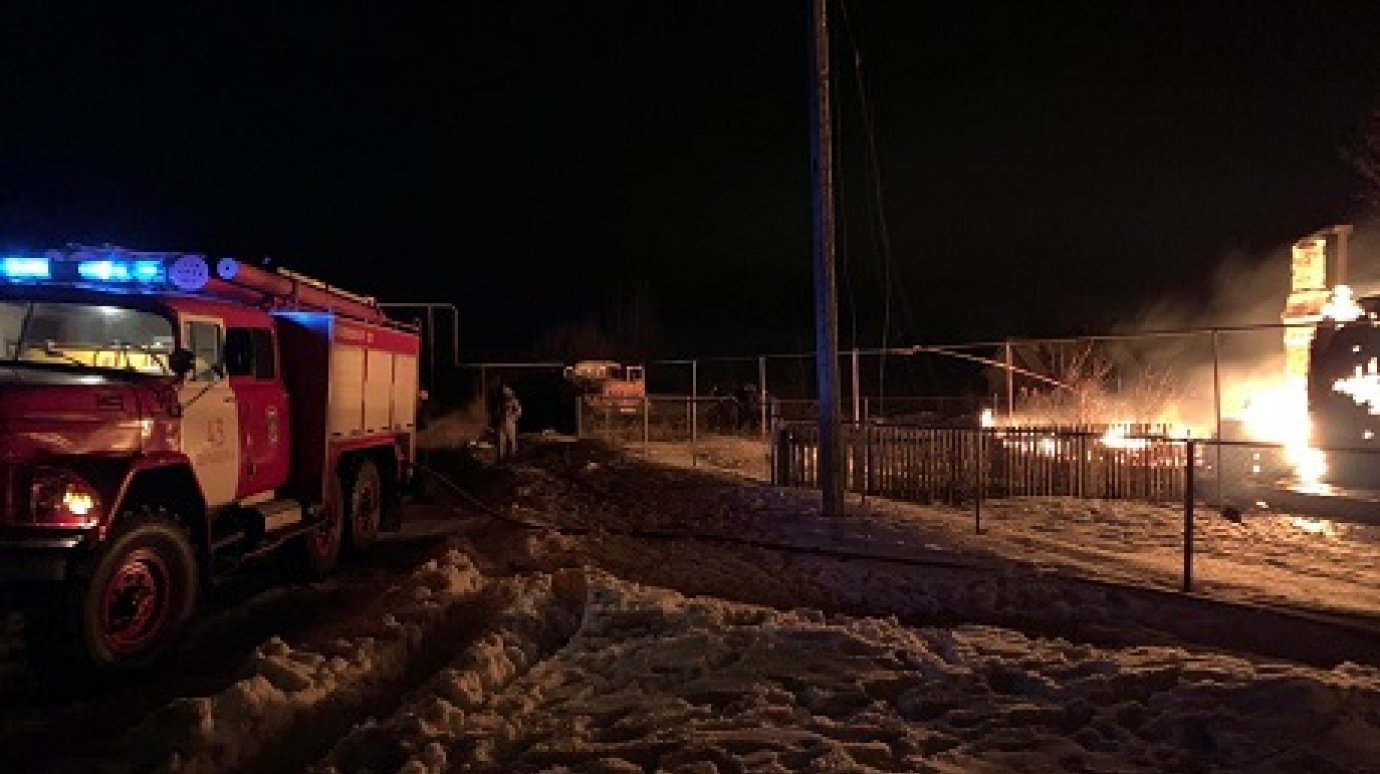 В Шемышейском районе пламя уничтожило двухквартирный дом