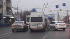 На улице Суворова столкнулись машина такси и маршрутка