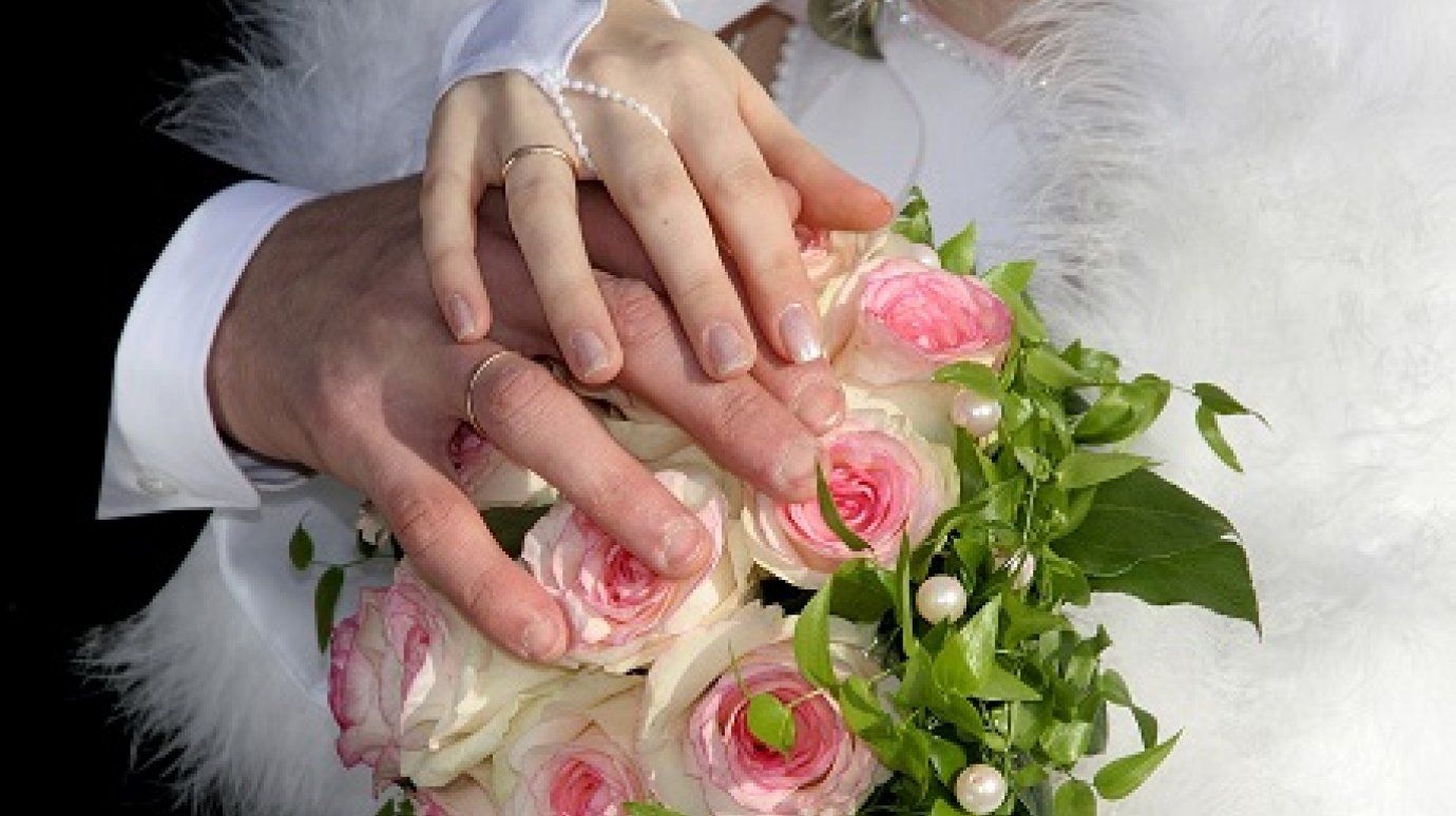 Пензенские молодожены могут забронировать красивую дату свадьбы