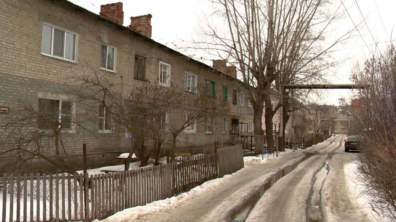 Жители дома в 2-м проезде Лобачевского боятся пострадать от тополей