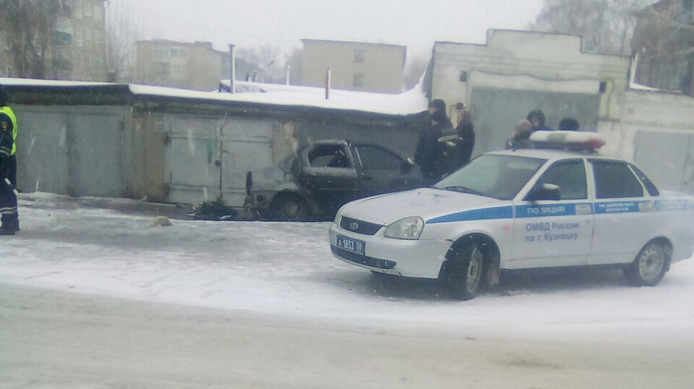 Соцсети: в Кузнецке сгорел легковой автомобиль, водитель погиб