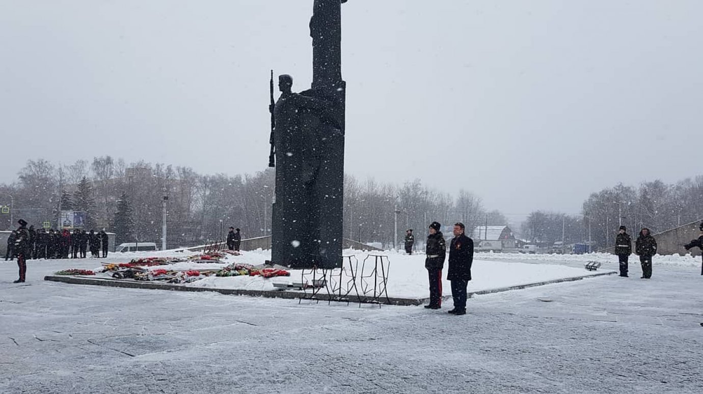 Министр Александр Воронков заступил на Пост № 1 у памятника Победы
