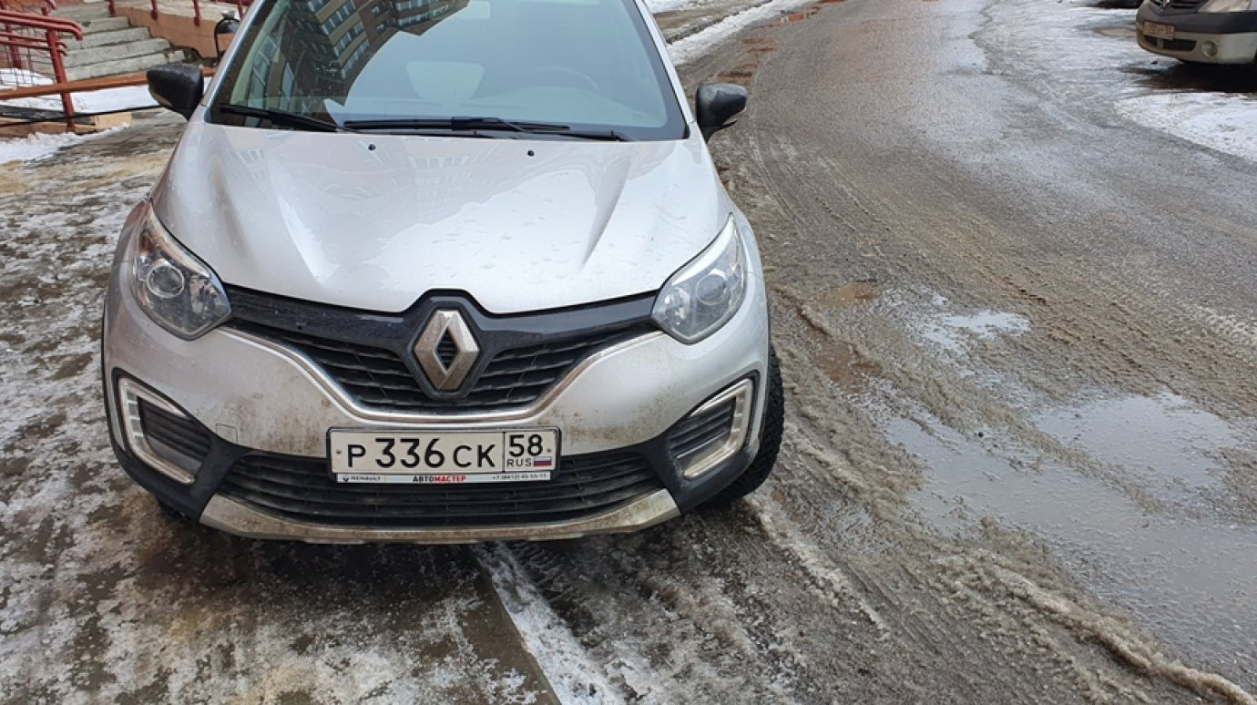 На Фабричной улице водитель Renault оставил машину на тротуаре