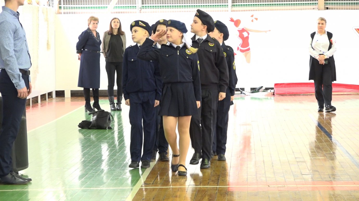 Кузнецкие школьники прошли строем и спели солдатскую песню
