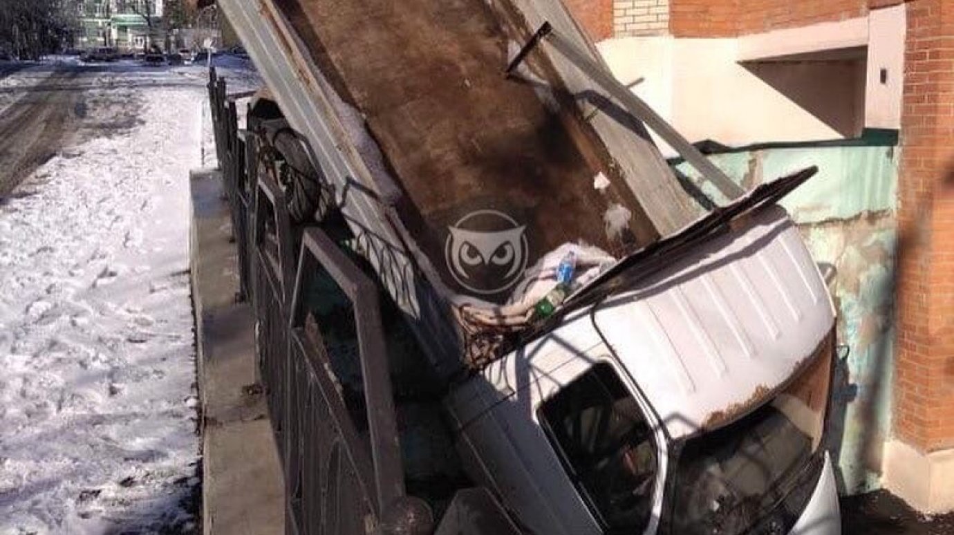 В Пензе грузовик оказался внутри ограды у дома на ул. Володарского