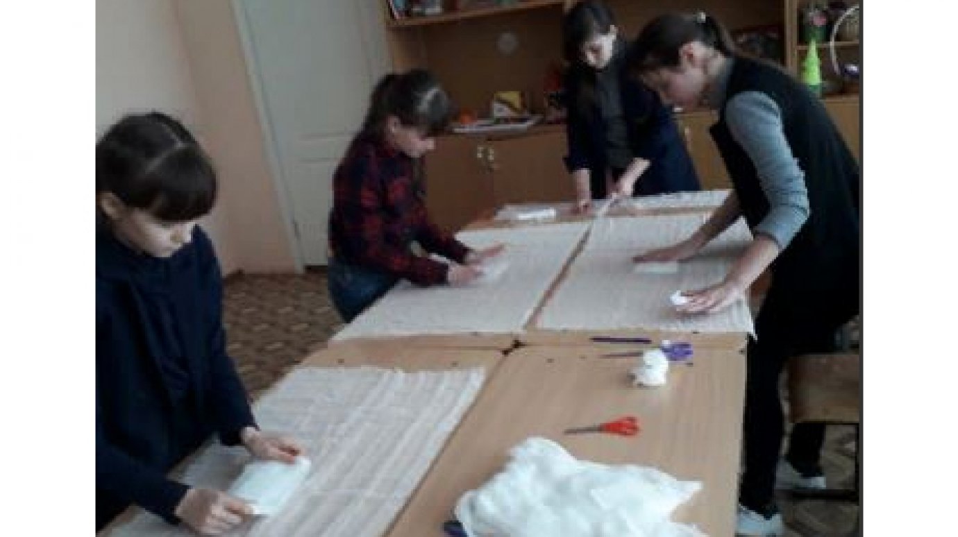 Пензенских школьников научили шить ватно-марлевые повязки