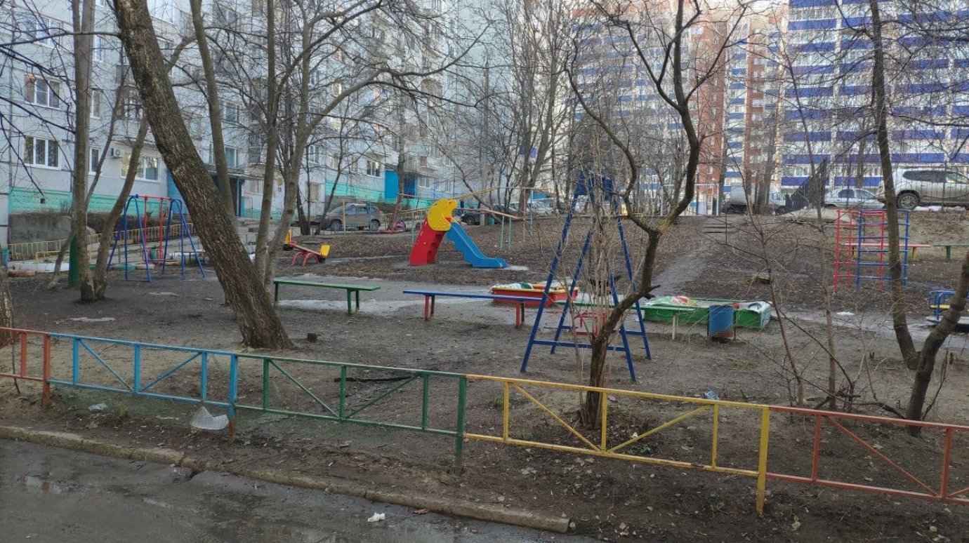 В Пензе родителей призвали не выходить на детские площадки во дворах