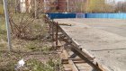 Жителя Арбекова взволновало разрушение ограды хоккейной коробки