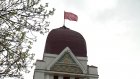Над куполом картинной галереи водрузили копию Знамени Победы
