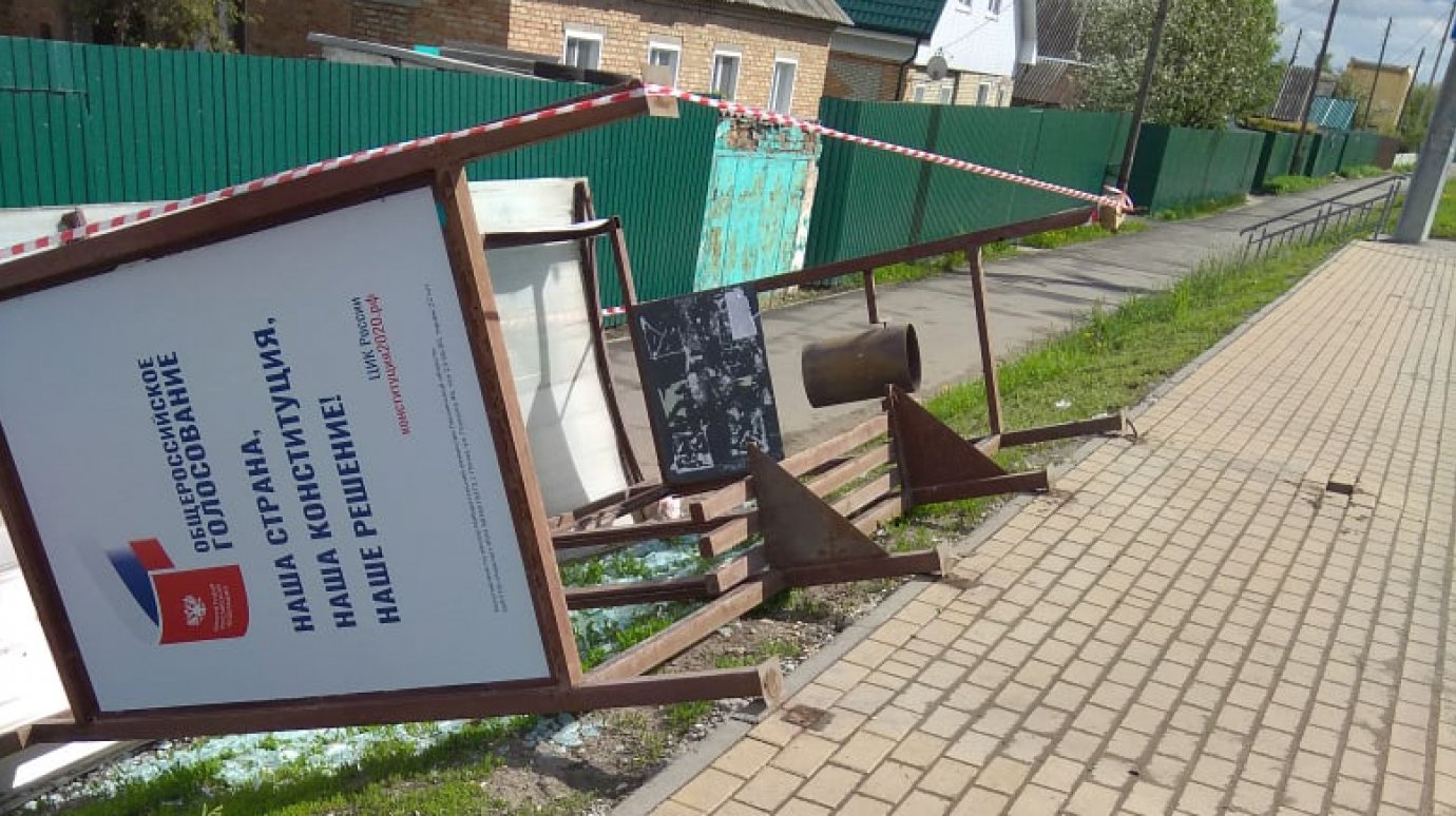 В Терновке рухнул новый остановочный павильон