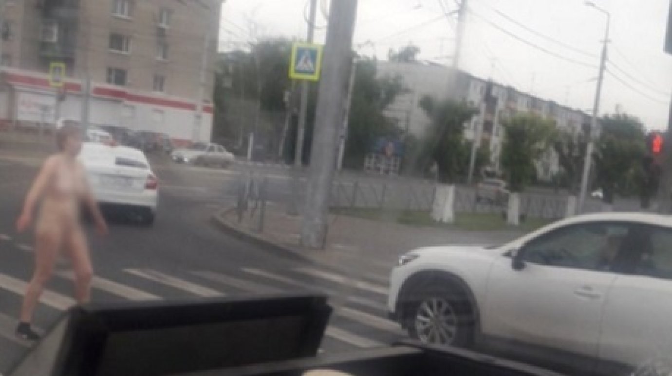 По проспекту Победы в Пензе разгуливала обнаженная женщина
