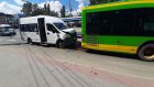 На ул. Кирова в Пензе столкнулись маршрутка и пассажирский автобус