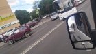 На ул. Кирова столкнувшиеся «Нива» и автобус перекрыли движение