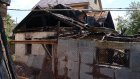 На улице Мереняшева соседи поливали из бочек горевший дом