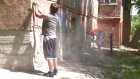 Жители дома на Карпинского решили самостоятельно отремонтировать цоколь