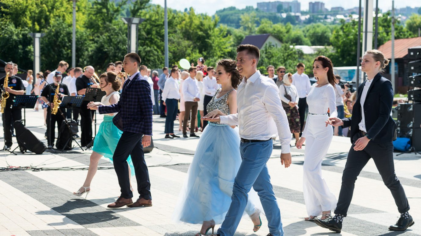 Кузнечане добились проведения выпускного бала на площади