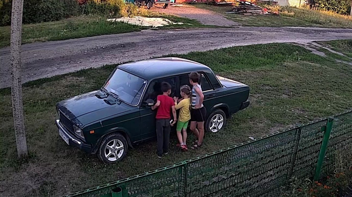 В Кузнецке ребенок залез на автомобиль и повредил его