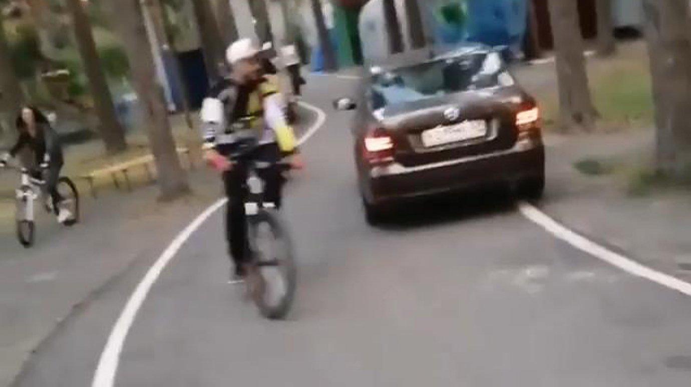 В Заречном сняли на видео «велопрогулку» водителя Volkswagen