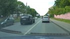 На ул. Захарова двое водителей выехали за сплошную ради обгона