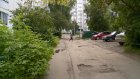 Дорога во дворе на Лядова, 10, давно разбита и требует ремонта
